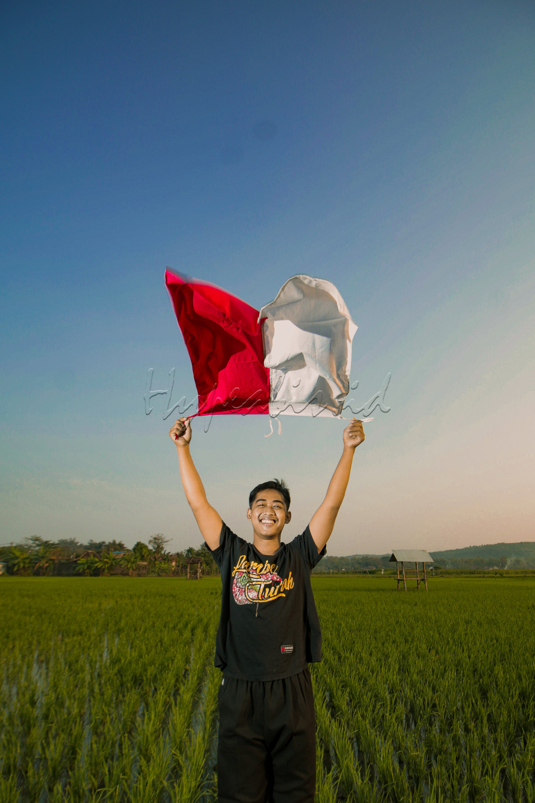 Senyum dalam kibar<br />
Kibarkan senyuman di masa pandemi, meskipun sekarang hidup begitu sulit dengan keadaan yang ada, kita harus menebarkan atau mengibarkan senyuman kepada sesama bangsa Indonesia di masa bulan kemerdekaan ini.