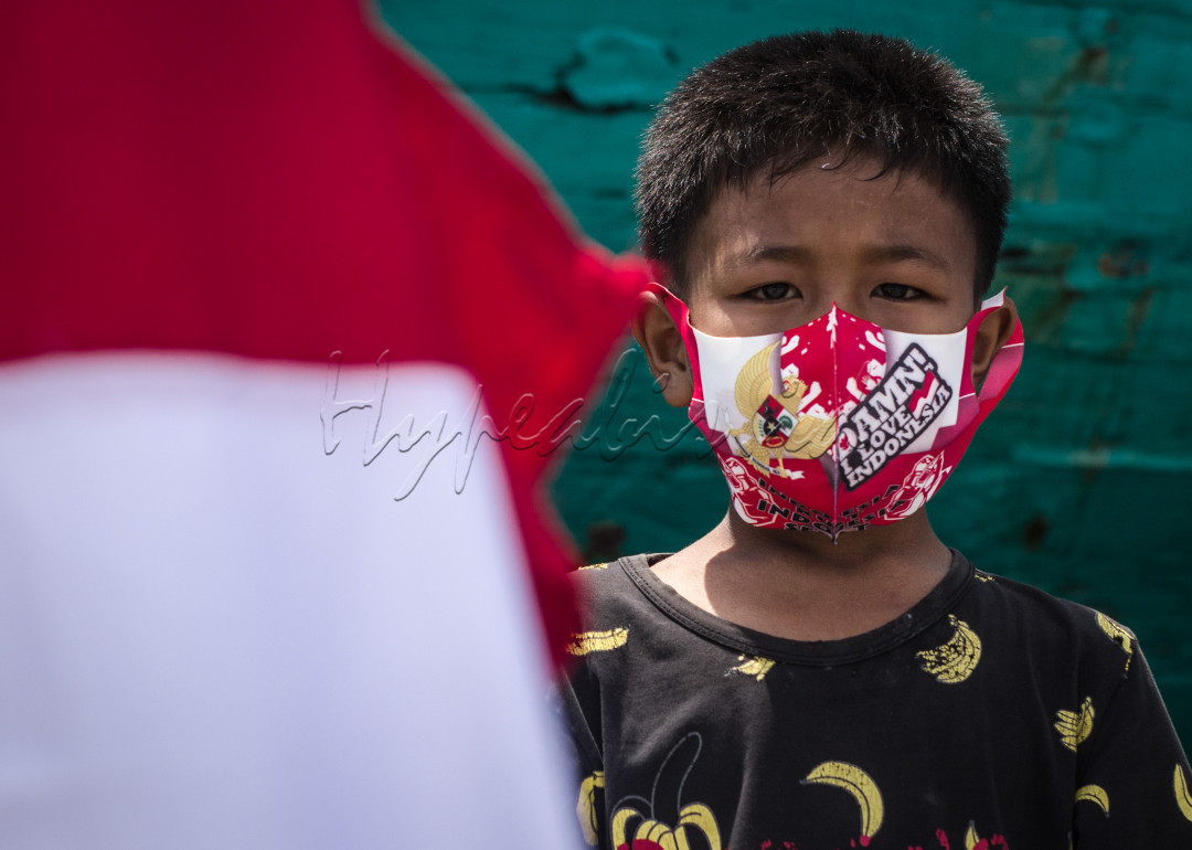 Hingga saat ini tingkat penularan dan jumlah korban meninggal dunia akibat pandemi Corona Virus Disease 2019 (Covid-19) di Indonesia masih cukup tinggi. Oleh sebab itu, kesadaran dan kepatuhan menerapkan protokol kesehatan seluruh komponen bangsa sangat diharapkan. Hal ini bukan semata-mata untuk kepentingan pemerintah tetapi lebih untuk menjaga diri dan keluarga, serta masyarakat sekitar agar terhindar dari penularan virus. Mari patuhi protokol kesehatan seperti memakai masker, menjaga jarak , dan mencuci tangan agar dapat merdeka dari covid- 19.