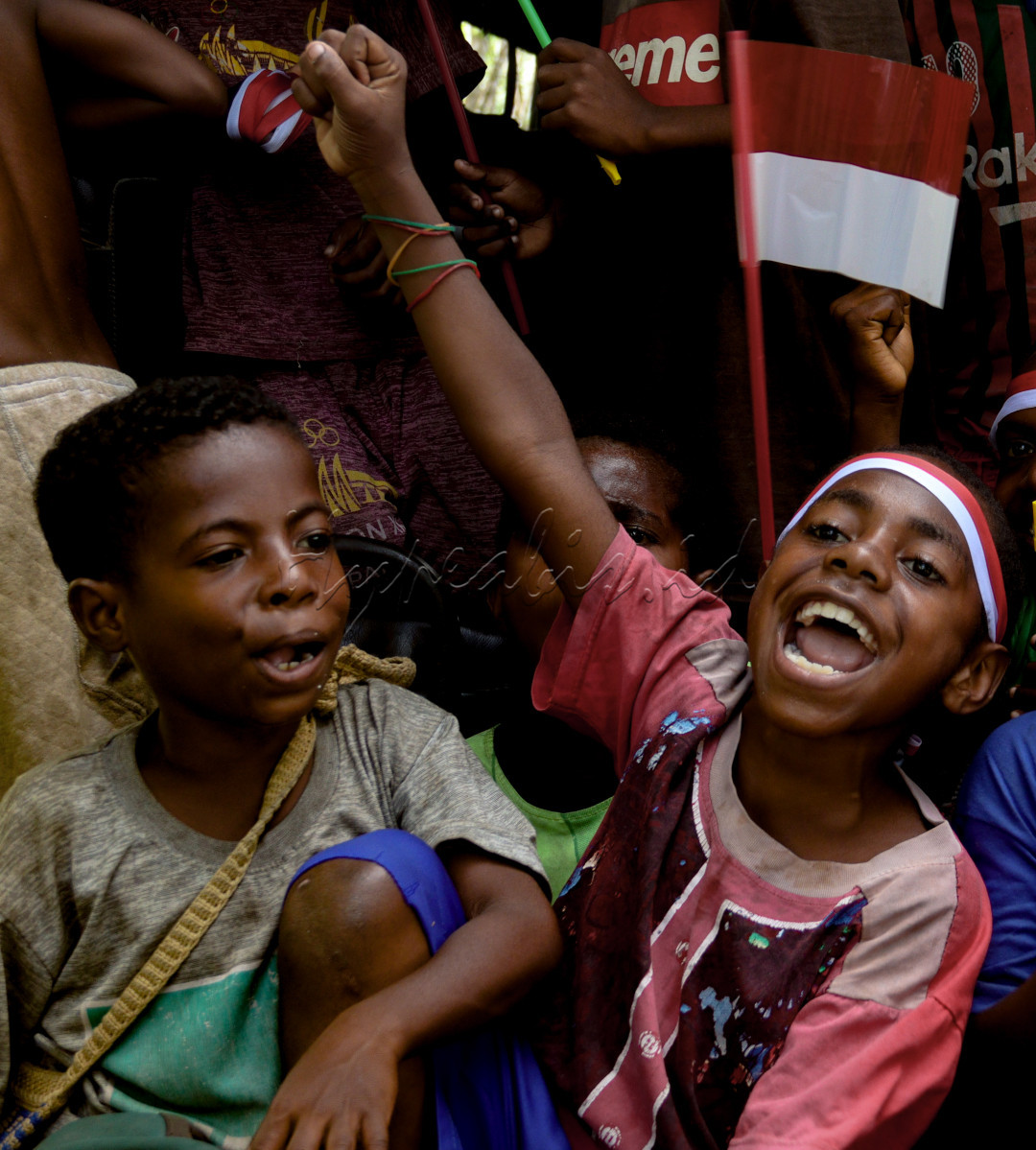 Sa papua sa indonesia sa darah merah sa tulang putih kitong semua saudara, perbedaan bukan alasan kitong tidak bersatu.
<div> </div>
<div>Gambar diambil menggunakan kamera DSLR Canon 250D, Tanggal 13 Agustus 2021</div>
<div> </div>
<div>Lokasi: Kampung Mandiri Jaya, Kelurahan Wania, Kabupaten Mimika, Papua. </div>