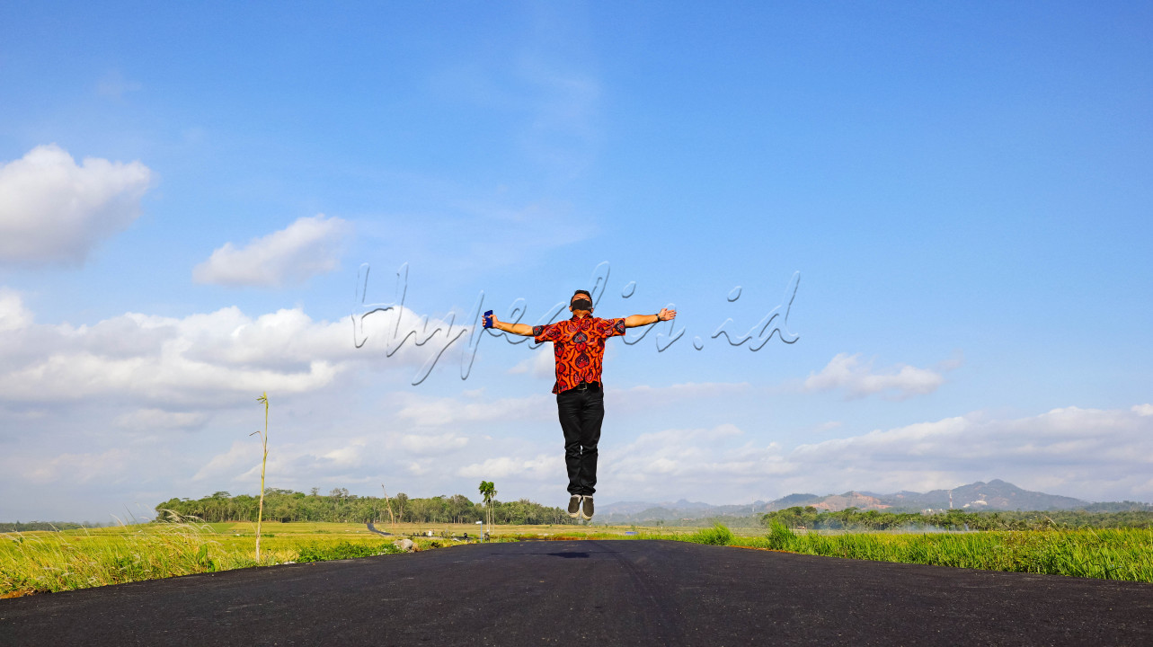 salah satu cara melepaskan segala rasa yang terpendam adalah melompat dan berteriak keras di alam bebas.