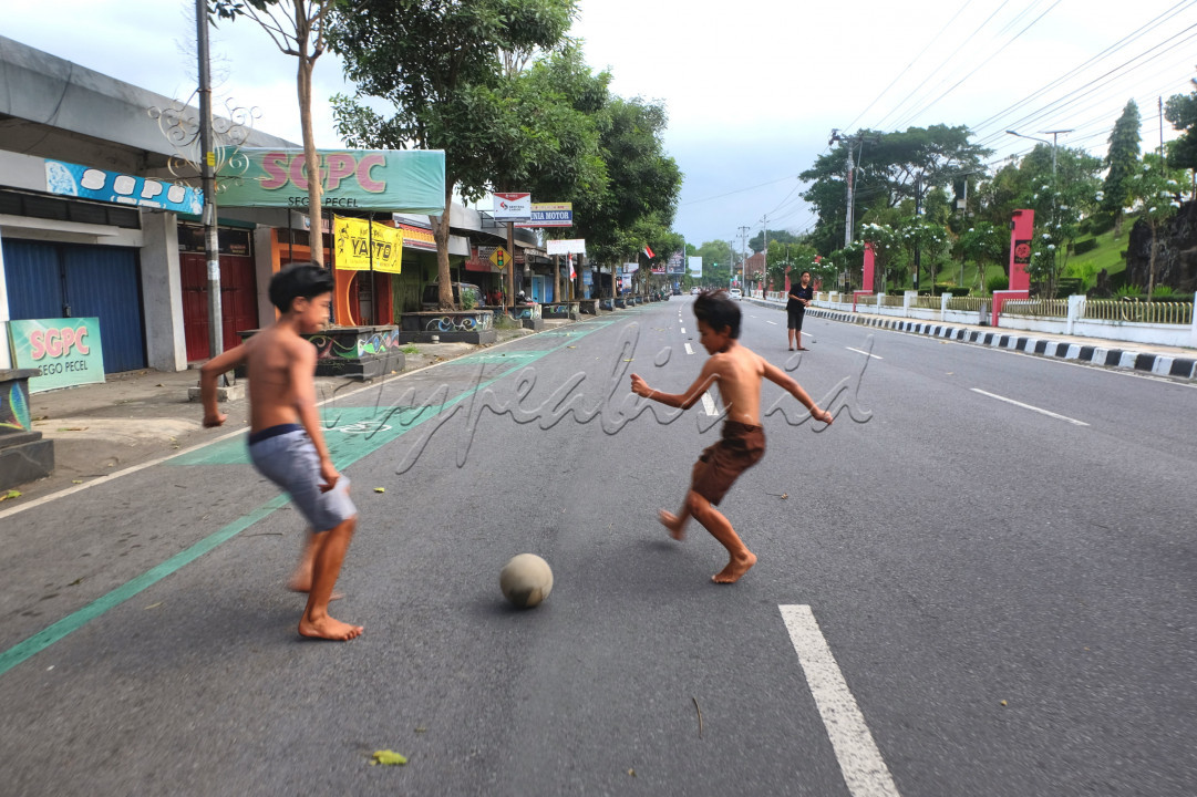 Disaat pelaksanaan PPKM dan diberlakukannya penyekatan,ada beberapa titik jalan raya yg ditutup total dan digunakan anak anak untuk bermain.sepakbola<br />
Mereka bebas berekspresi dengan keciriaan dan kebahagiaan