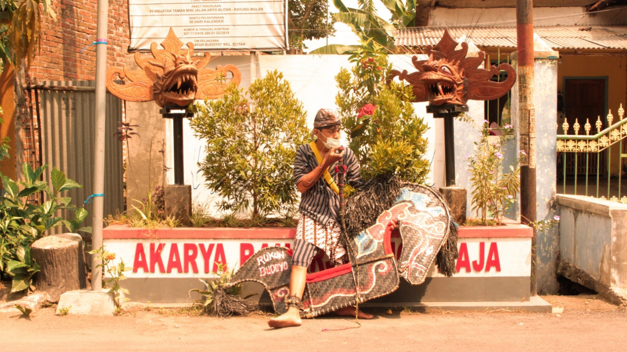 Dalam menghadapi segala cobaan di dalam pandemi ini banyak seniman yang merana tidak ada pendapatan yang di dapatt, kesenian di berhentikan, sampai banyak para seniman yang mengamen agar bisa mencukupi kebutuhan sehari harii 