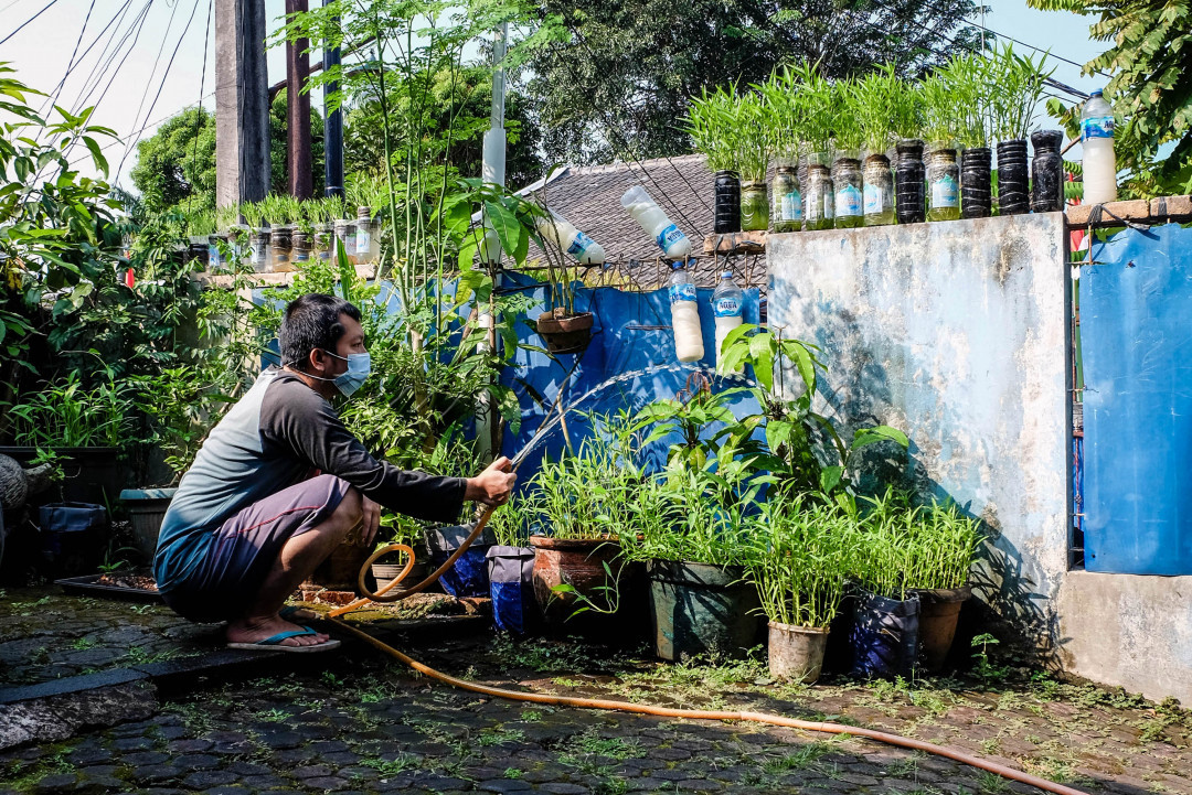 Kalau dulu nongkrong itu di kafe, ngemil sambil ngobrol sama teman. Kalau sekarang nongkrong edisi pandemi, cukup di halaman rumah sambil siramin tanaman dan berjemur di bawah matahari pagi.<br />
