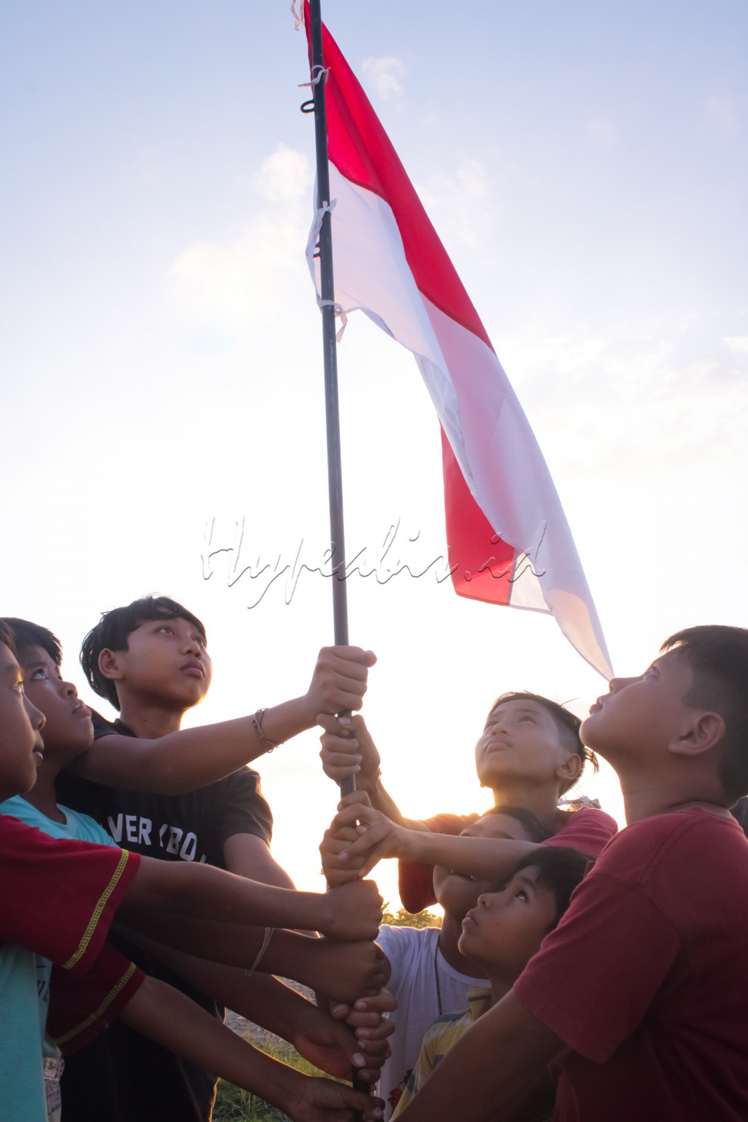 Persatuan Indonesia, merupakan sila ke 3 yang terdapat dalam Pancasila. Kemerdekaan yang kita raih bukan semata mata hanya dihasilkan dari perjuangan para pahlawan saja. Namun persatuan dari seluruh rakyat Indonesialah yang akhirnya menyatukan Bangsa kita seperti sekarang. Bangsa yang solid lahir dari persatuan segenap lapisan masyarakat. Oleh karena itu kita para generasi penerus bangsa harus menopang persatuan yang sudah terbentuk dan mempererat lagi kesatuan, sehingga terbentuk masyarakat Indonesia yang solid.