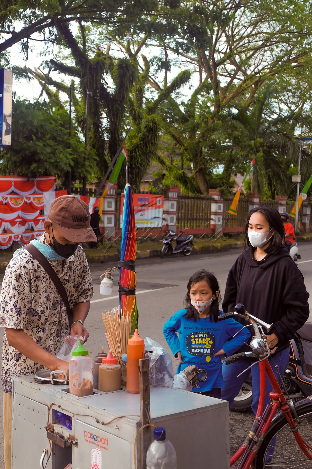 Ditengah Pandemi seperti saat ini para pedagang kecil mulai kembali bangkit, dengan tetap menjaga protokol kesehatan, pedagang tetap berjualan dengan sistem take away.<br />
Semoga Indonesia lekas terbebas dari pandemi, agar perekonomian kembali normal.