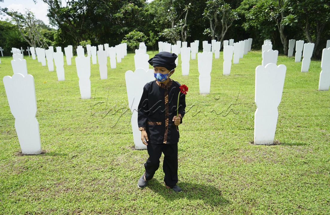 Anak-anak menaburkan bunga saat ziarah Hari Pahlawan di Taman Makam Pahlawan (TMP) Cikutra, Jalan Cikutra, Kota Bandung. Kegiatan yang diinisiasi oleh komunitas penggiat sejarah Kelompok Anak Rakyat (Lokra) dan Yayasan Oorlogsgravenstichting Indonesia ini digelar untuk memperingati Hari Pahlawan pada 10 November. Sebelumnya peserta kegiatan ini melakukan upacara di Komplek Pemakaman Kehormatan Ereveld Pandu, Jalan Pandu, Kota Bandung.<br />
<br />
Didampingi keluarga, tokoh budaya dan sejarah, anak-anak berziarah di makam pahlawan yang gugur di masa perjuangan. Di sela-sela kegiatan, anak-anak mendapat pemaparan sejarah dari relawan Lokra. Selain sebagai bentuk penghormatan pada jasa-jasa para pejuang, kegiatan edukatif ini memberikan pengalaman historis pada anak-anak untuk meneladani nilai perjuangan dan mengisi hari kemerdekaan.<br />
