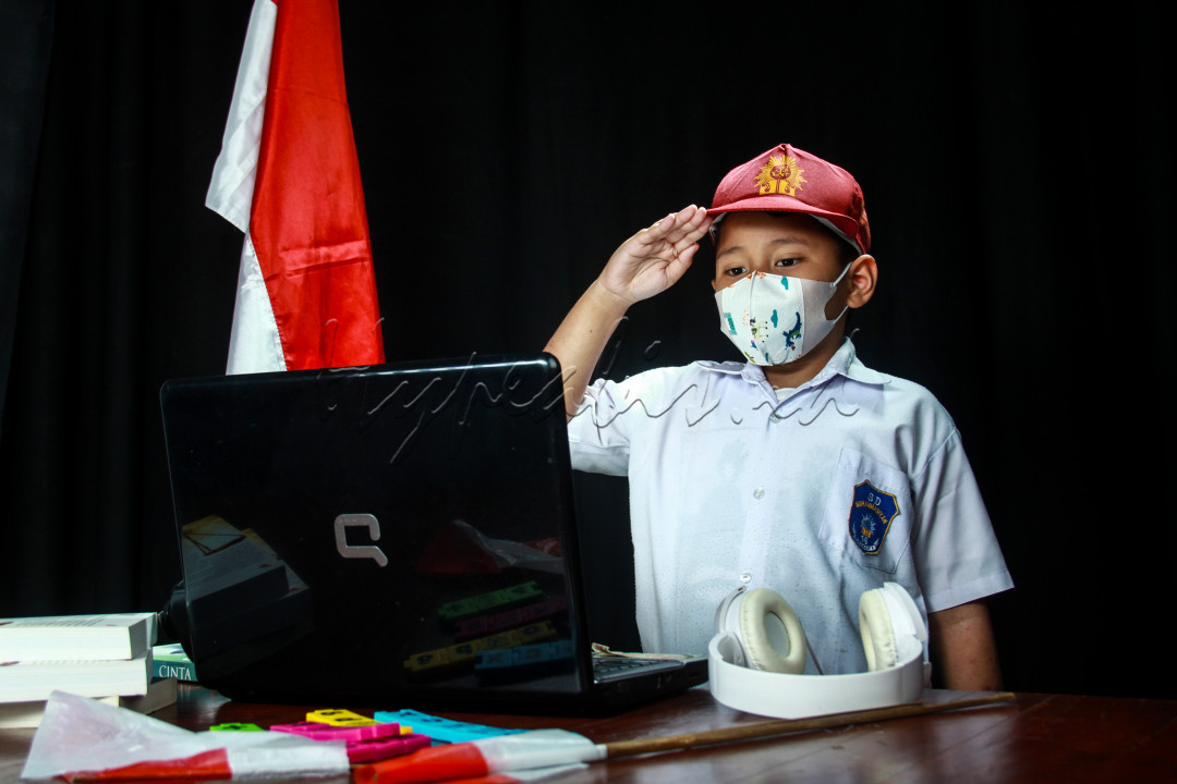 Mengikuti Upacara Bendera 17 Agustus 2021 secara daring.