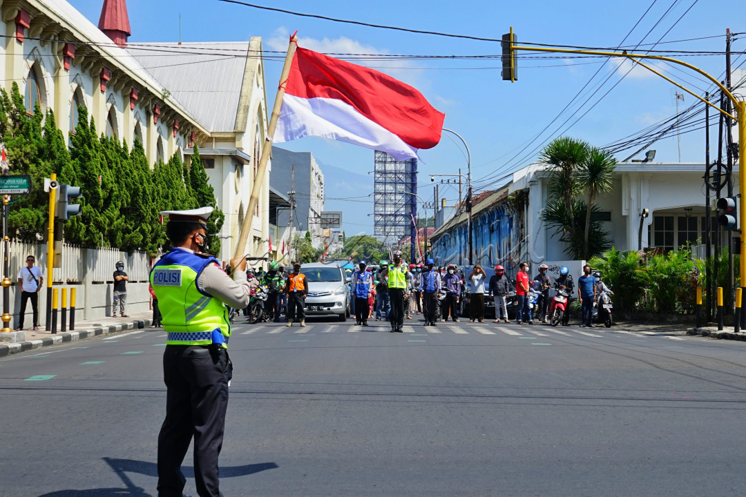 Merayakan Kemerdekaan di Tengah Pandemi
<div>Indonesia saat ini memang dilanda musibah pandemi, banyak ekonomi yang terimbas, tetapi kemerdekaan ini adalah milik masyarakat Indonesia.<br />
mereka tetap merayakan ditengah pandemi dengan suka cita.<br />
Rasa bangga bisa merayakan meski dijalan, meskipun hanya 3 menit di jam 10.17 di tanggal 17 Agustus 2021.<br />
</div>