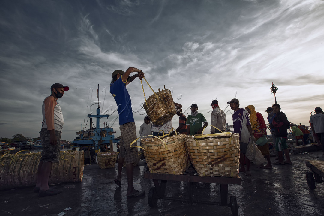 Ditengah Pandemi covid 19 yang begitukejam melandah bangsa kita terutama perekonomiaanyang semakin menurun ,dikalangan nelayan khususnya,miskipun hasil laut melimpah ,tetapi harga jual menurun ,sehingga banyak nelayan yang kurang beruntung dalam penjualan , tetapi dengan semangat kemerdekaan para nelayan tetap berjuang demi perekonomian keluarga ,dan masih bisa bersyukur bahagia.