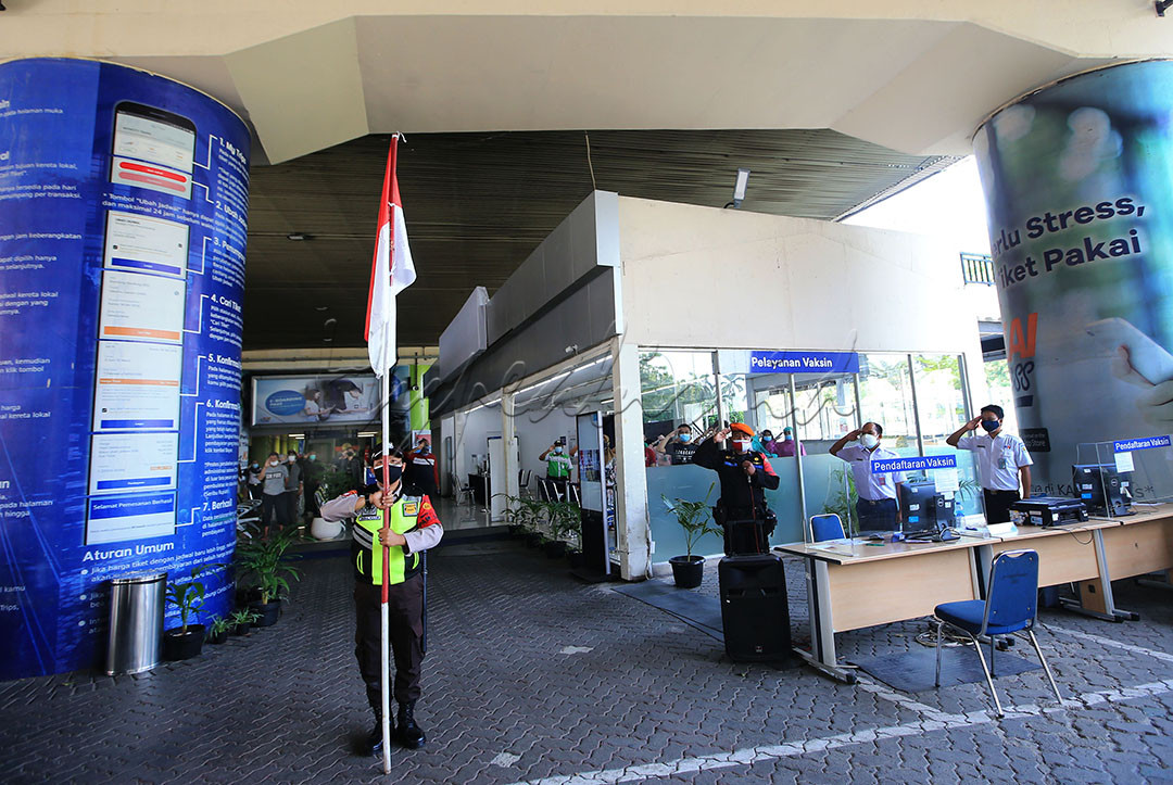 Petugas kemamanan, tenaga medis dan para peserta vaksinasi melakukan hormat bendera saat peringatan detik-detik proklamasi selama 3 menit mulai dari pukul 10.17 WIB hingga 10.20 WIB saat peringatan HUT Kemerdekaan ke-76 RI di sentra vaksinasi Stasiun Gambir, Jakarta, Selasa (17/08/2021).