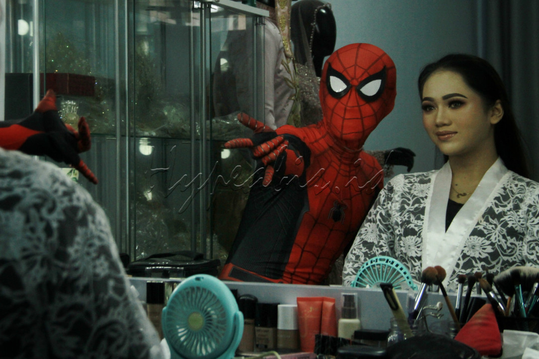 Si perias berkostum superhero berpose menembakkan jaring ala Spiderman di sela-sela aktivitas riasnya. <br />
????Kostum Spiderman membawa rezeki untuk "Barrani" pemilik Studio Makeup tersebut.<br />
Ide itu muncul semenjak pandemi Covid-19 terjadi. 