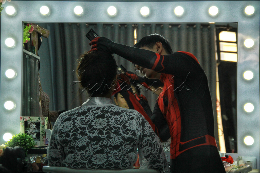 Seseorang berkostum Spiderman saat mendandani wajah model di studio Barranimakeup, Makassar 2021.<br />
<br />
Kostum Spiderman membawa rezeki untuk Barrani pemilik Studio Makeup tersebut.<br />
Ide itu muncul semenjak pandemi dan viral di media sosial.