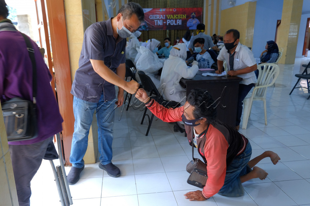 Seorang penyandang difabel dengan semangat untuk mengikuti vaksinasi sebagai salah satu upaya untuk terbebas dari Covid 19.