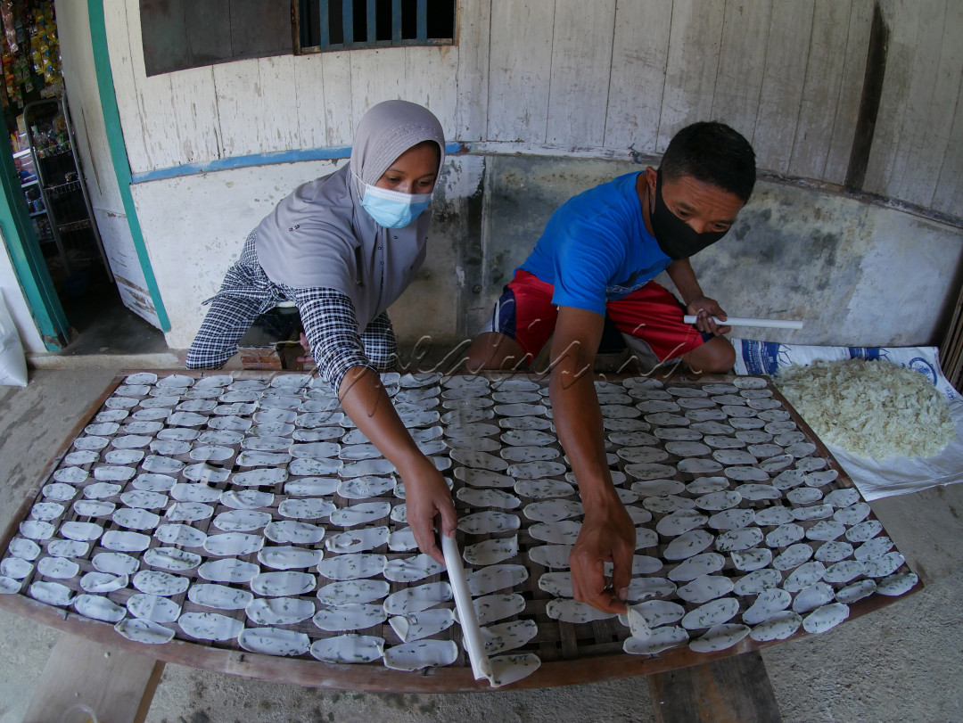 Opak, makanan ringan yang terbuat dari ketela oleh-oleh khas desa Jolontoro, sebagai sentra opak di kabupaten Wonosobo, ditangan Bapak Sumar (42tahun), sudah merambah sampai pasar luar negeri, seperti Malaysia, hingga Singapura. Selama pandemi seperti sekarang ini, pesanan opak beliau justru semakin meningkat, bahkan sering kewalahan akan stok opak mentah.