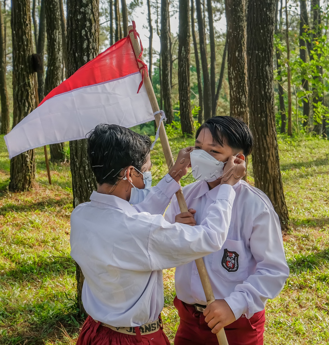 <br />
Tolong menolong merupakan budaya sejak dulu sehingga kita menjadi kuat dan tangguh, seperti saat ini ketika pandemi covid19 melanda negeri tercinta, bertepatan peringatan indonesia merdeka kita rapatkan barisan bersatu padu untuk tetap mematuhi protokol kesehatan agar musibah ini segera berakhir dan kita bisa hidup normal kembali. 