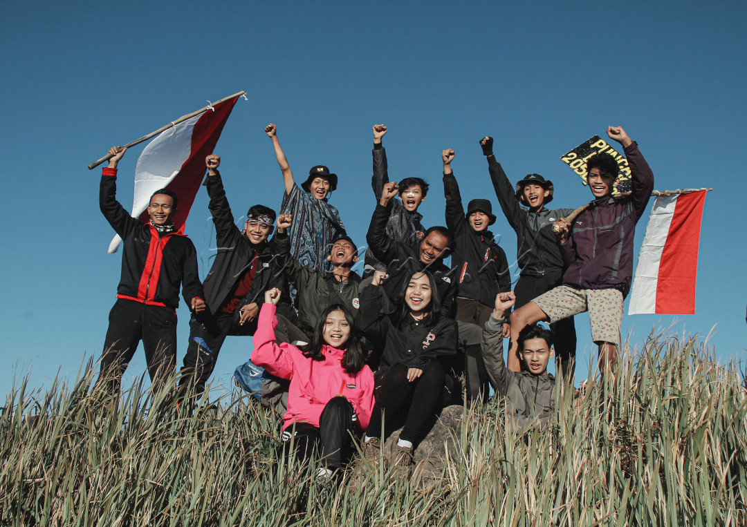 Sekelompok pencinta alam yang berbeda ras suku dan agama bertemu di puncak bondolan gunung Ungaran. Berapa tidak saling mengenal namun kopak dan kidmat mengikuti upacara sederhana di puncak bondolan. Foto diambil sesaat setelah selesai upacara. Semangat muda cinta Indonesia nampak tergambar dalam ekspresi mereka..... Salut generasi muda Indonesia. Merdekaa...!