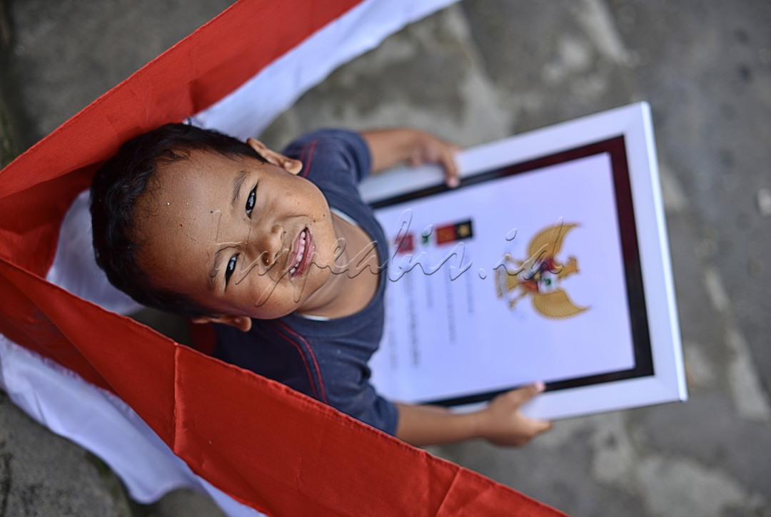 Dalam lingkaran merah putih