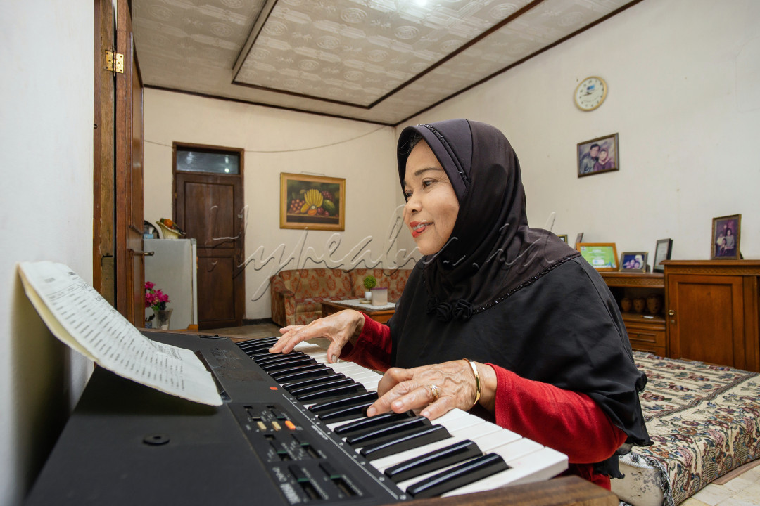 Ditengah Pandemi seperti ini, aku sering memperhatikan Kesehatan Ibuku. Ibu sendiri memiliki metode yang begitu relevan disaat Pandemi seperti sekarang ini, yaitu Menjaga Imunitas dengan membuat suasana Hati menjadi lebih bahagia dengan melakukan cara yang sederhana.<br />
.<br />
Cara sederhana untuk menjaga Imunitas bagi ibuku, yaitu dengan membuat suasana Hati dan pikiran menjadi tenang, bermain Keyboard/Piano contohnya. Ibu dari dulu memang suka bermain Piano, meski tak seprofesional keyboardist/pianist pada umumnya, namun untuk memainkan beberapa lagu tentang Indonesia, ibu cukup piawai. Ibuku biasa bermain Piano ini saat pagi hari untuk meningkatkan rasa bahagia dan menjaga imunitas.