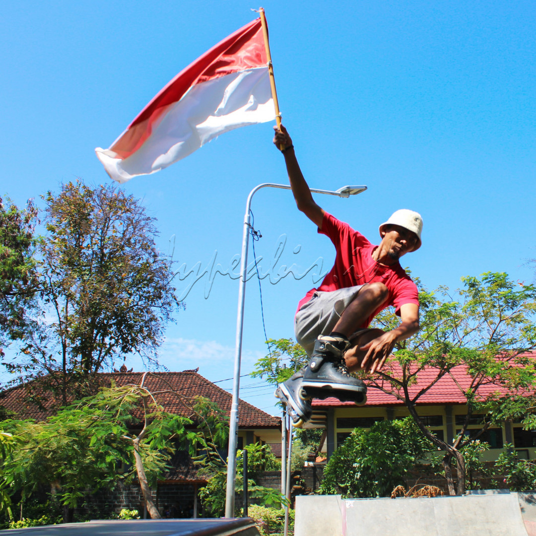 <p>Merdeka menurutku adalah saat aku bebas dari belenggu rasa takut. Rasa takut akan jatuh merupakan hal yg paling sering muncul di pikiranku. Ketakutan akan jatuh itu yg membuatku bergabung dalam komunitas <em>aggressive</em> <em>inline</em> <i>skate</i>. Olahraga ini dikategorikan sebagai olahraga ekstrim. Oleh karena itu butuh keberanian lebih untuk bermain <em>aggressive</em> <em>inline</em> <em>skate. </em>Semenjak mulai melakukan olahraga ini, aku merasa sudah lepas dari belenggu rasa takut akan jatuh dan menghargai setiap proses dalam kehidupan termasuk kemerdekaan.</p>