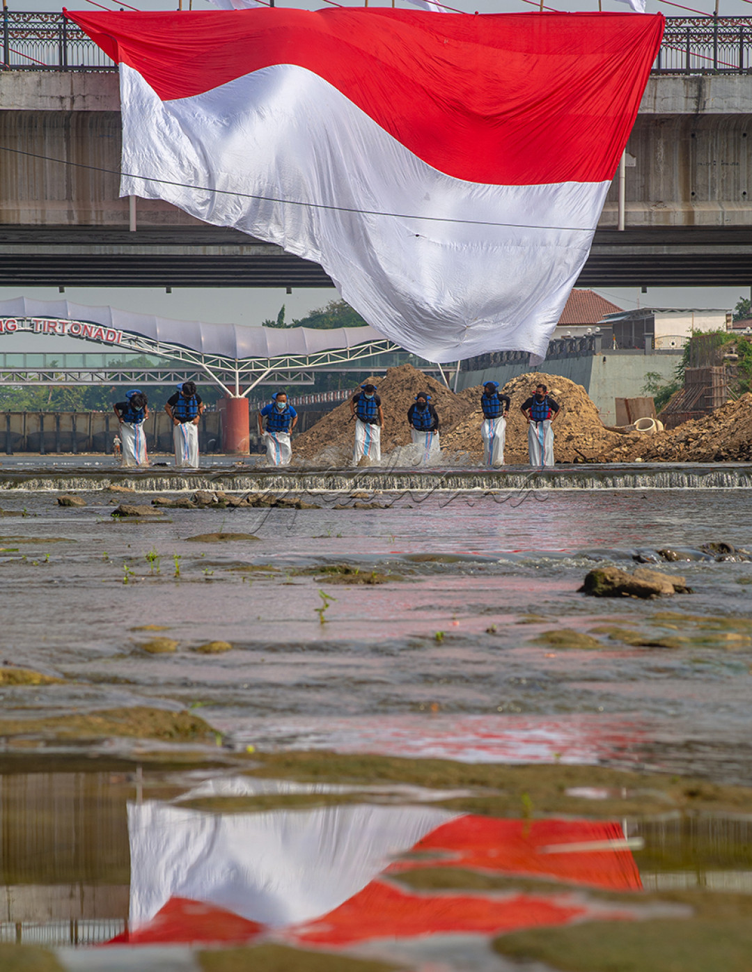 Warga Solo merayakan peringatan HUT RI Ke-76 dengan mengadakan lomba balap karung di Sungai Kali Anyar, Surakarta, Jawa Tengah. Acara tidak semeriah seperti tahun-tahun biasanya disebabkan masih dalam suasana Pandemi Covid-19.