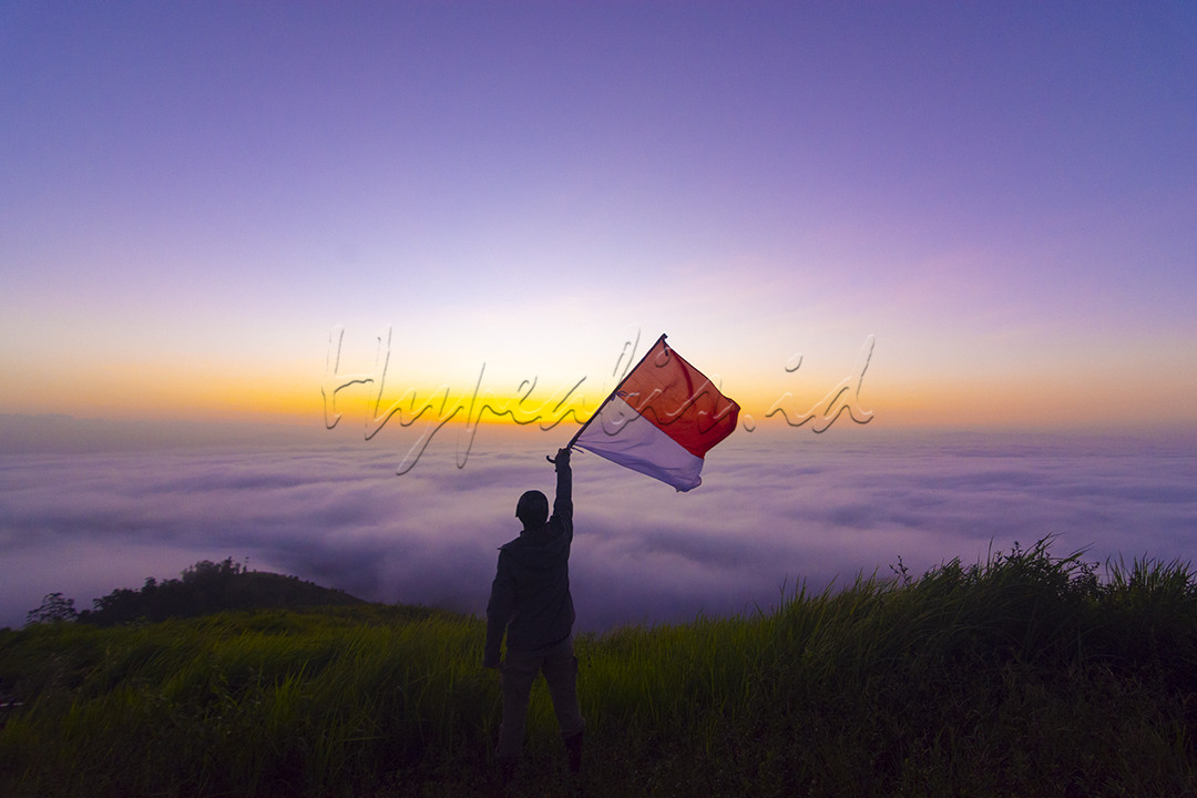Selalu bersyukur adalah kunci untuk membangkitkan semangat dan motivasi dalam diri. Bawa rasa syukur tersebut dalam doa yang kita panjatkan setiap hari atas nikmat kesehatan dan limpahan rezeki. Rasa syukur tersebut tentunya harus diiringi dengan berpikir positif. Ingat, selain Tuhan, jangan lupakan perjuangan orang-orang hebat terdahulu dengan berdiri tegak dan selalu doakan yang terbaik untuk menunjukkan rasa hormat karena telah berjuang merebut kemerdekan Indonesia.<br />
