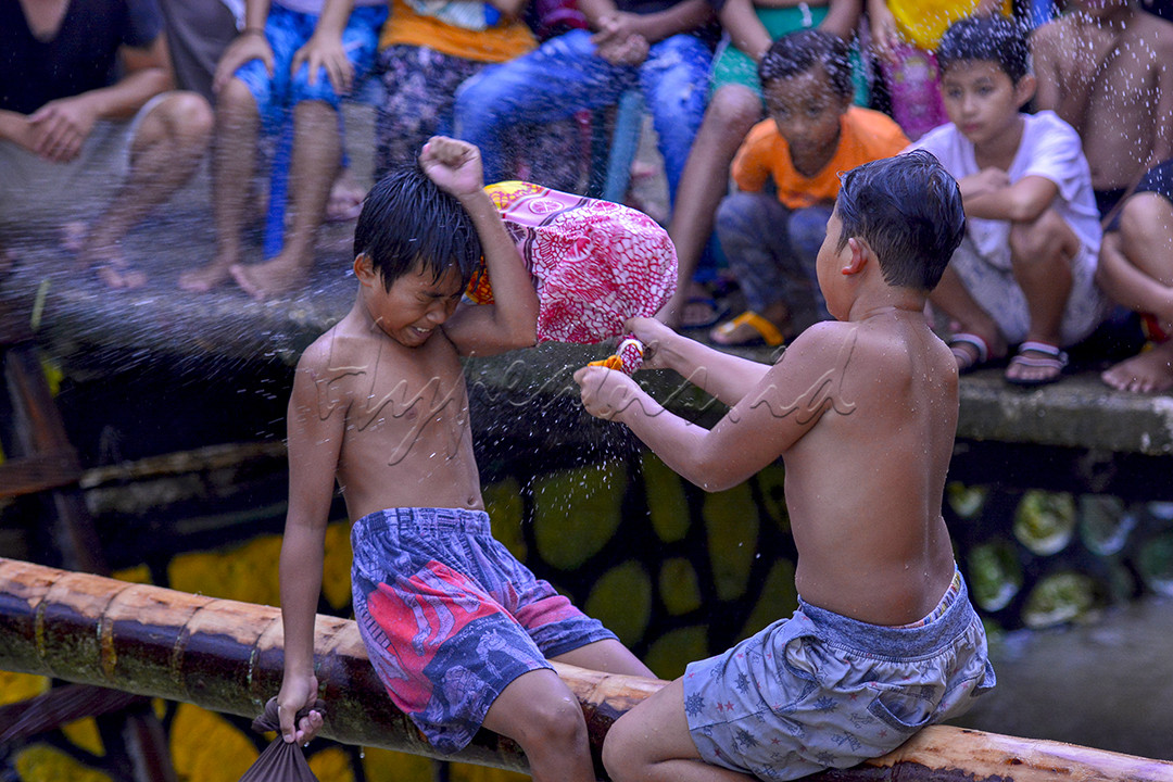 Dua anak saling melemparkan pukulan menggunakan bantal dalam lomba pukul bantal di kelurahan sarungga, kemraya kota Kendari Sulawesi Tenggara. Lomba ini digelar guna memeriahkan peringatan Hari Ulang Tahun Kemerdekaan Republik Indonesia yang ke 76<br />
