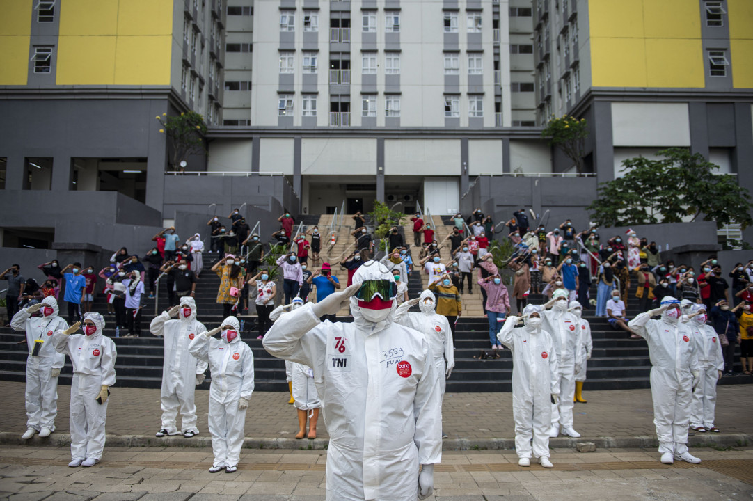 Sejumlah tenaga kesehatan dan pasien yang terkonfirmasi positif COVID-19 tanpa gejala mengikuti Upacara Peringatan HUT Kemerdekaan ke-76 Republik Indonesia di Rumah Sakit Darurat COVID-19 (RSDC) Wisma Atlet, Kemayoran, Jakarta, Selasa (17/8/2021). HUT ke-76 Republik Indonesia tahun ini bertemakan Indonesia Tangguh, Indonesia Tumbuh.