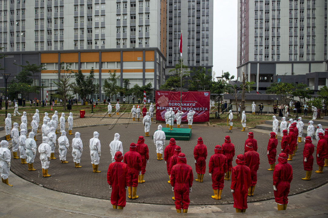 Sejumlah tenaga kesehatan dan pasien yang terkonfirmasi positif COVID-19 tanpa gejala mengikuti Upacara Peringatan HUT Kemerdekaan ke-76 Republik Indonesia di Rumah Sakit Darurat COVID-19 (RSDC) Wisma Atlet, Kemayoran, Jakarta, Selasa (17/8/2021). HUT ke-76 Republik Indonesia tahun ini bertemakan Indonesia Tangguh, Indonesia Tumbuh.