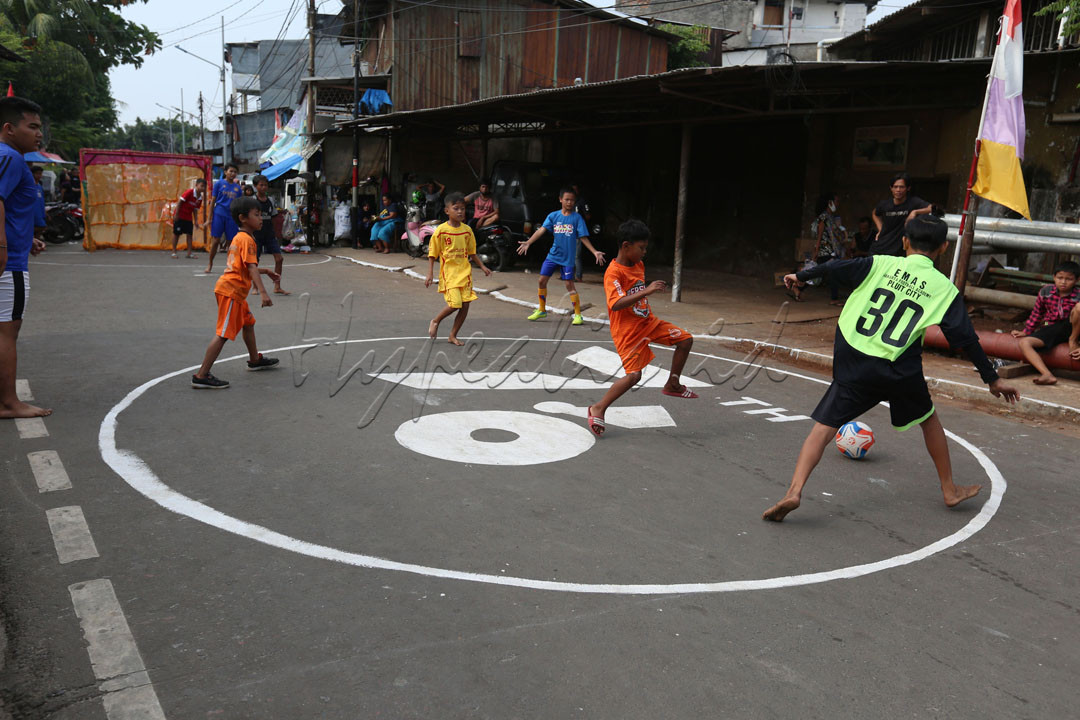 Anak-anak warga Jl. Kembang Sepatu, Kramat - Jakarta Pusat (Selasa, 17 Agustus 2020) mengikuti pertandingan Sepak Bola antar RT di wilayah tempat tinggal mereka. Walau Pemerintah Pusat maupun Pemerintah Daerah melarang adanya kegiatan berbagai perlombaan dalam rangka merayakan HUT Kemerdekaan ke-76 karena Pandemi COVID-19 yang belum reda, apalagi virus COVID-19 varian Delta yang penyebarannya sangat cepat, namun warga Kramat tetap menggelar perlombaan Tujuhbelasan antar RT namun hanya Sepak Bola saja sebagai obat rindu Merdeka Dari Covid.