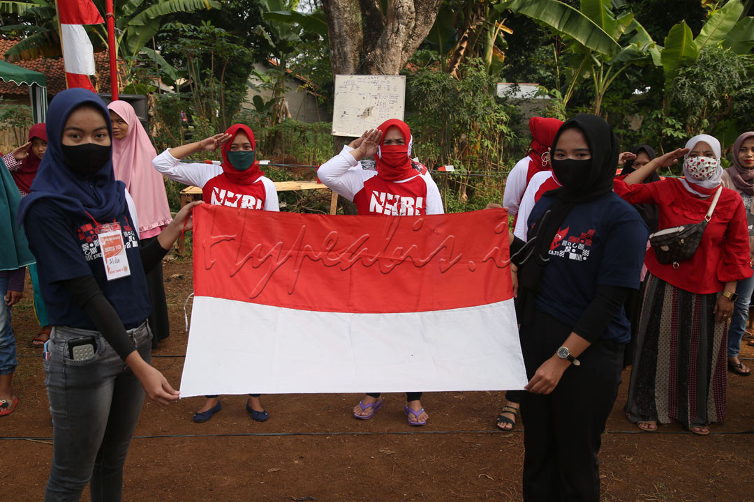 Para kaum perempuan warga Leuwinanggung, Tapos - Depok, Jawa Barat (Senin, 17 Agustus 2020) mengikuti upacara Detik-Detik Proklamasi di lapangan sekitar rumah warga. Walau Pandemi COVID-19 belum reda, namun warga Leuwinanggung khususnya para kaum perempuan, tetap antusias mengikuti upacara Detik-Detik Proklamasi yang diadakan secara sederhana sebelum mengikuti kegiatan berbagai perlombaan Tujuhbelasan. Para warga tetap menjaga Protokol Kesehatan dalam mengikuti acara spirit nasionalis dalam rangka memperingati HUT Kemerdekaan ke-75.