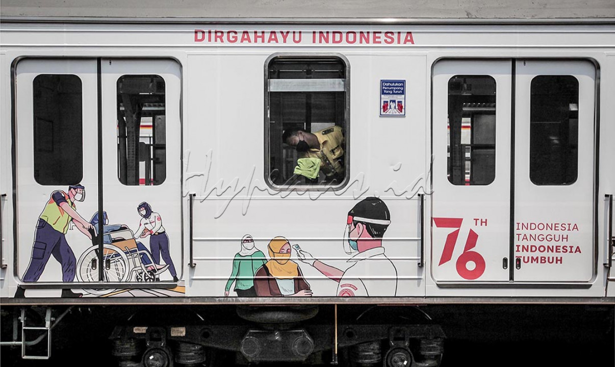 Petugas keberishkan beraktifitas dengan membersihkan kaca gerbong kereta bergambar tema kemerdekaan di tengah pandemi covid-19 di Stasiun Kota, Jakarta, Selasa (17/8/2021). Peringatan HUT ke-76 Kemerdekaan Republik Indonesia tahun 2021, KAI Commuter ikut memeriahkan perayaan tersebut dengan memasang livery khusus edisi kemerdekaan RI ke-76 di tengah pandemi Covid-19 dengan tagline Indonesia Tangguh, indonesia Tumbuh