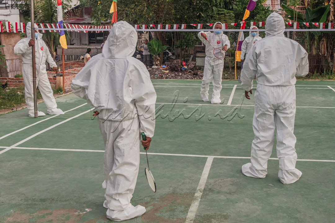 Warga mengenakan pakaian Alat Pelindung Diri (APD) saat mengikuti perlombaan bulu tangkis dalam memeriahkan HUT Ke-76 Indonesia di Perumahaan Permata Teratai, Tuah Madani. Pekanbaru.<br />
Warga menggunakan pakaian Alat Pelindung Diri (APD) sebagai bentuk dukungan terhadap tenaga kesehatan dalam merawat pasien COViD-19 dan sebagai harapan kepada pemerintah untuk berusaha keras memerdekan masyarakat dari wabah pandemi ini.
