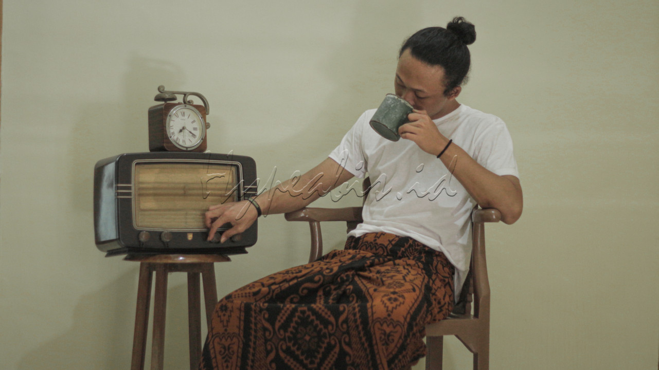 <strong>Bebas Hoax</strong><br />
<br />
Lebih baik mendengar dua kalimat bermakna dari alat yang sederhana<br />
<br />
"Kami bangsa Indonesia dengan ini menjatakan Kemerdekaan Indonesia.<br />
Hal-hal jang mengenai pemindahan kekoeasaan d.l.l., diselenggarakan dengan tjara seksama dan dalam tempo jang sesingkat-singkatnja.<br />
Djakarta, hari 17 boelan 8 tahoen 05<br />
Atas nama bangsa Indonesia<br />
Soekarno/Hatta."<br />
<br />
Daripada melihat media yang belum tentu benar kejelasannya