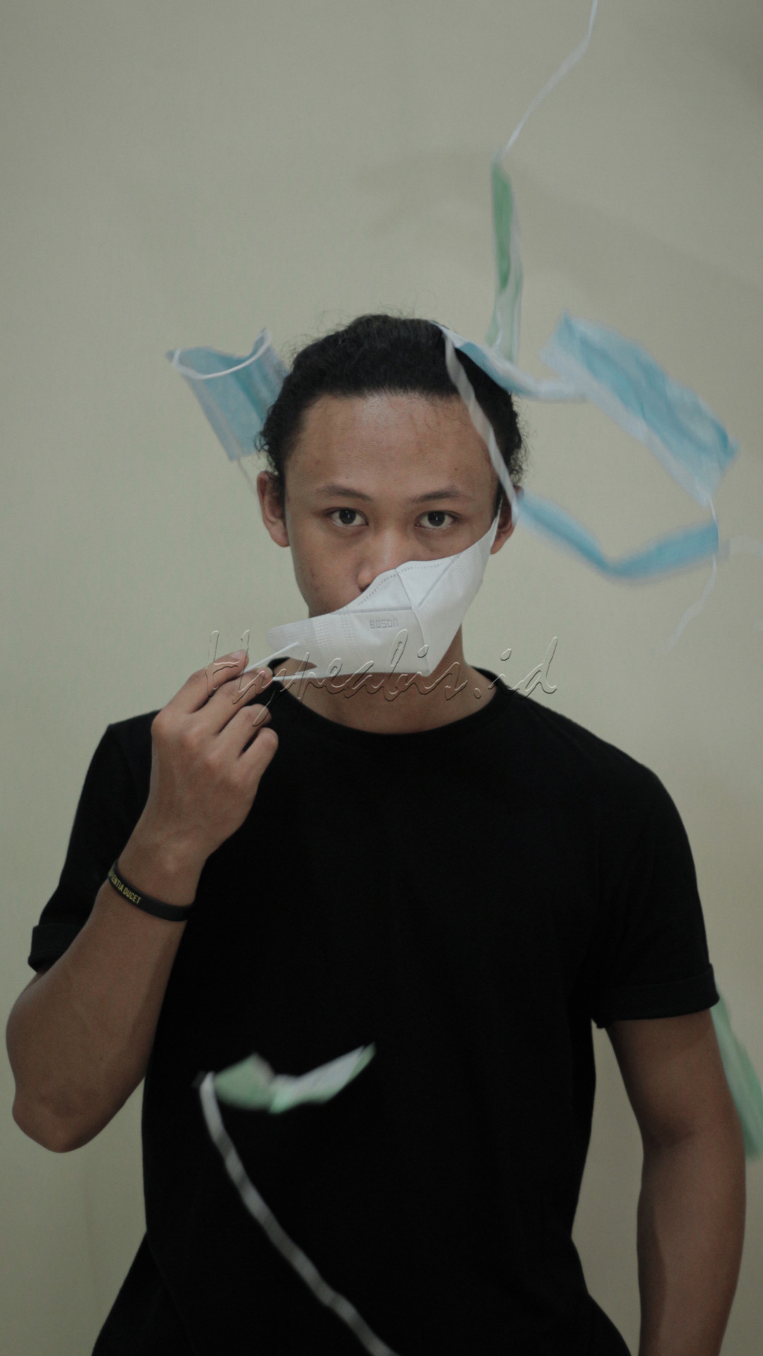 <strong>LEPAS</strong><br />
<br />
Menjadi belenggu baru belakangan ini. Masker namanya. Tak hanya mulut dan hidung yang tertutup tetapi juga pendidikan, kebudayaan, dan ekonomi yang dipaksa terlelap.<br />
<br />
Jika belenggu ini sudah terlepas, semua hal pasti juga akan terbebas.