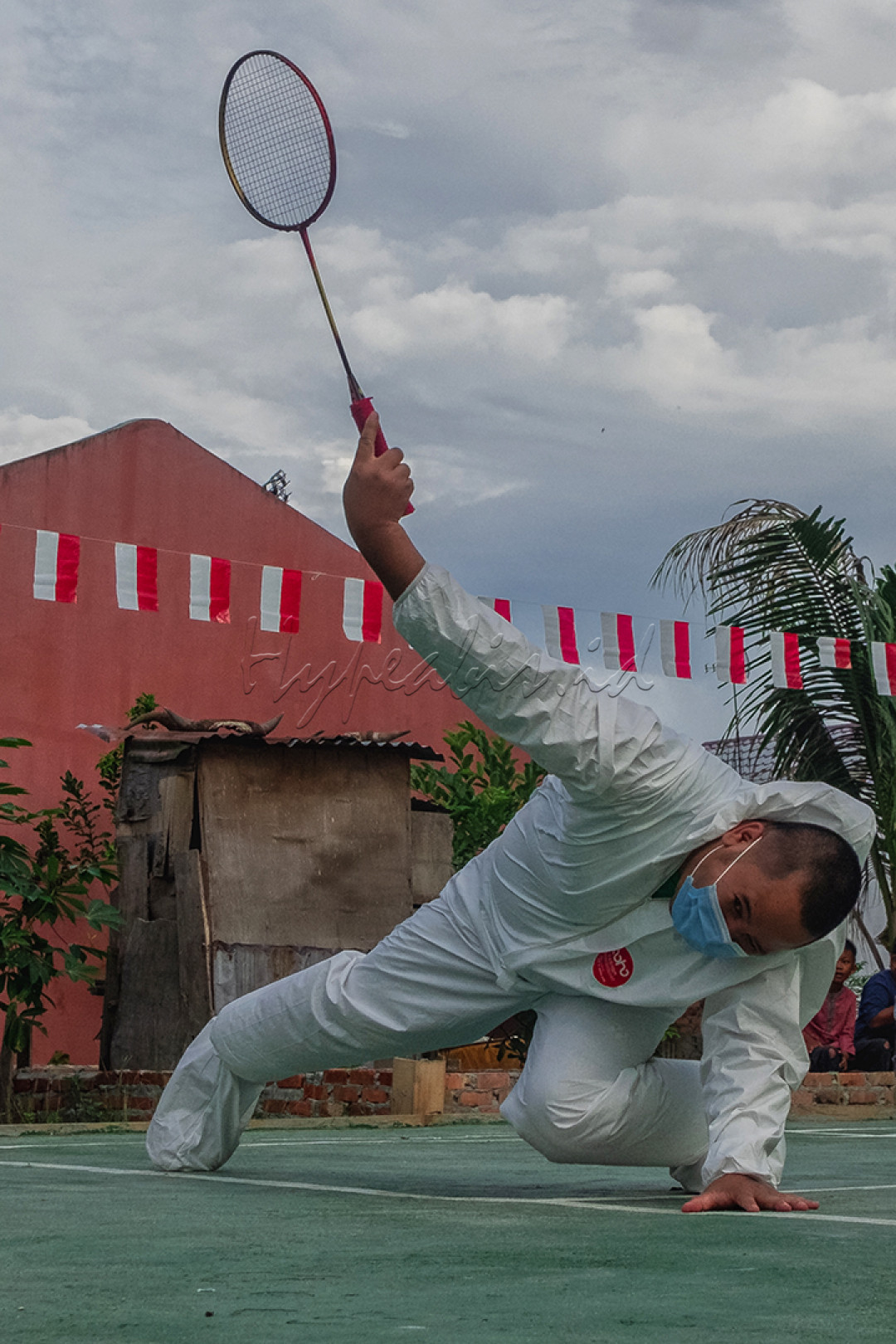 Warga mengenakan pakaian Alat Pelindung Diri (APD) saat mengikuti perlombaan bulu tangkis dalam memeriahkan HUT Ke-76 Indonesia di Perumahaan Permata Teratai, Tuah Madani. Pekanbaru.<br />
Warga menggunakan pakaian Alat Pelindung Diri (APD) sebagai bentuk dukungan terhadap tenaga kesehatan dalam merawat pasien COViD-19 dan sebagai harapan kepada pemerintah untuk berusaha keras memerdekan masyarakat dari wabah pandemi ini.<br />
<br />
optimisme bangsa untuk bangkit menyelesaikan pandemi Covid-19.