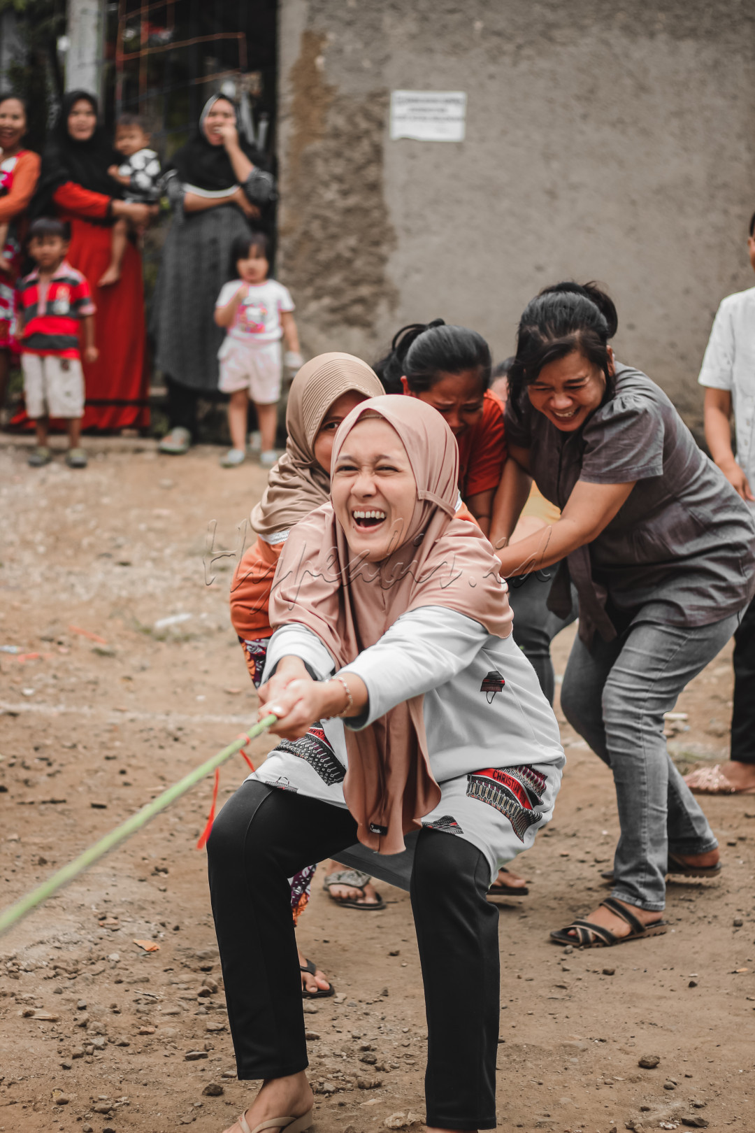 Tarik Tambang adalah permainan tradisional yang dilakukan oleh dua regu yang saling berhadapan dalam sebuah perlombaan dengan tujuan menarik batas tengah tali kedaerah sendiri<br />
Bersatu saling bahu membahu. 