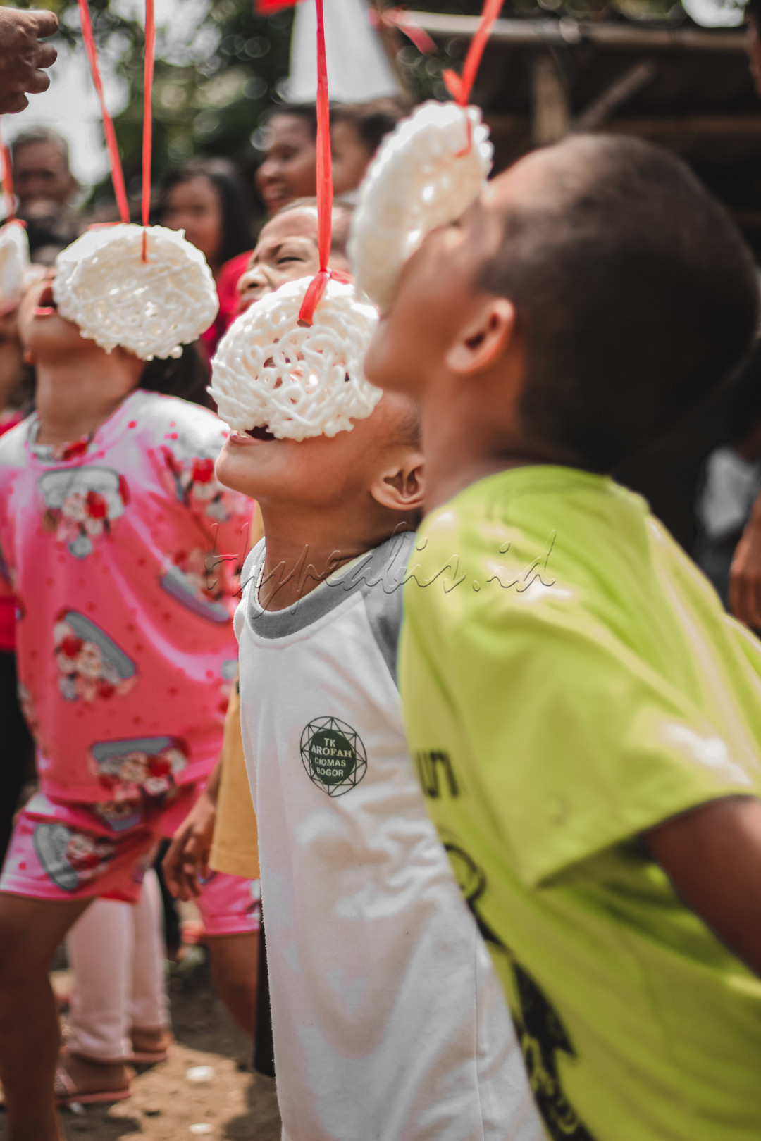 Lomba makan kerupuk merupakan salah satu lomba yang paling umum diselenggarakan ketika Perayaan HUT Kemerdekaan RI. ... Pemenang dalam lomba makan kerupuk adalah mereka yang berhasil memakan kerupuk sampai habis lebih cepat dari peserta-peserta lain.