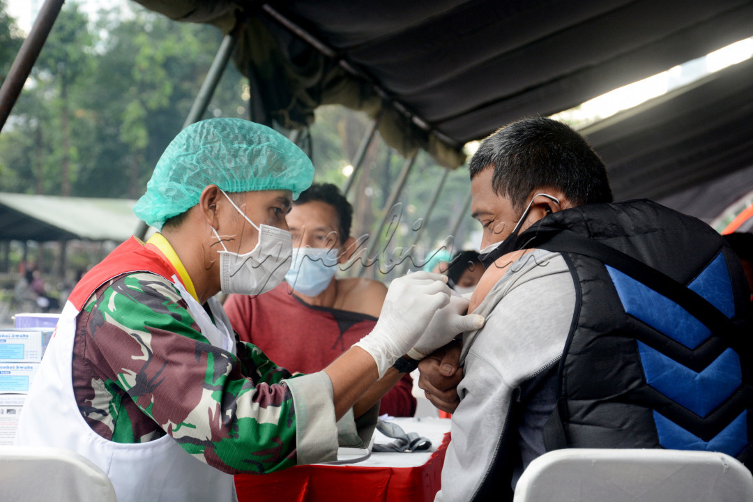Vaksin COVID-19 bermanfaat untuk memberi perlindungan agar tidak tertular atau sakit berat akibat COVID-19 dengan cara menimbulkan atau menstimulasi kekebalan spesifik dalam tubuh dengan pemberian vaksin. Vaksinasi COVID-19 dosis lengkap dan sesuai jadwal yang dianjurkan serta penerapan perilaku 5M (memakai masker, mencuci tangan dengan sabun dan air mengalir atau hand sanitizer, menjaga jarak, menjauhi kerumunan dan mengurangi mobilitas) adalah upaya perlindungan yang bisa kita lakukan agar terhindar dari penyakit COVID-19.