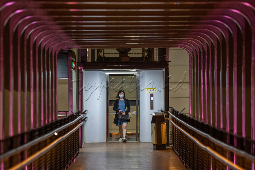 Seorang wanita menggunakan masker saat keluar dari lift di jembatan penyeberangan orang, Jakarta 6 November 2020. Selain sering mencuci tangan dan menjaga jarak, menggunakan masker juga melindungi diri dan orang lain selama beraktivitas sehingga dapat memutus penyebaran COVID-19.