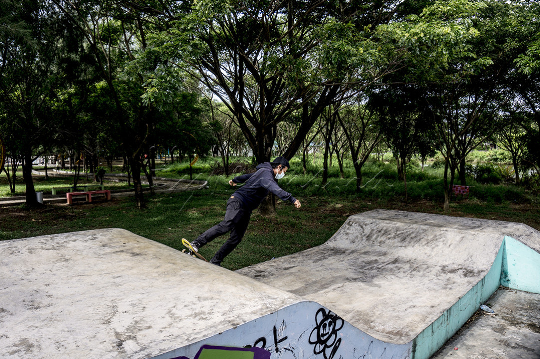 Hilman berseluncur menggunakan skateboard di taman kota Ulhee Lheue, Banda Aceh, Jumat (13/8/2021). Meskipun di masa pandemi banyak kompetisi olahraga ditiadakan dan banyak tempat olahraga ditutup namun Hilman mengaku bahwa pandemi bukanlah hambatan untuk berlatih.