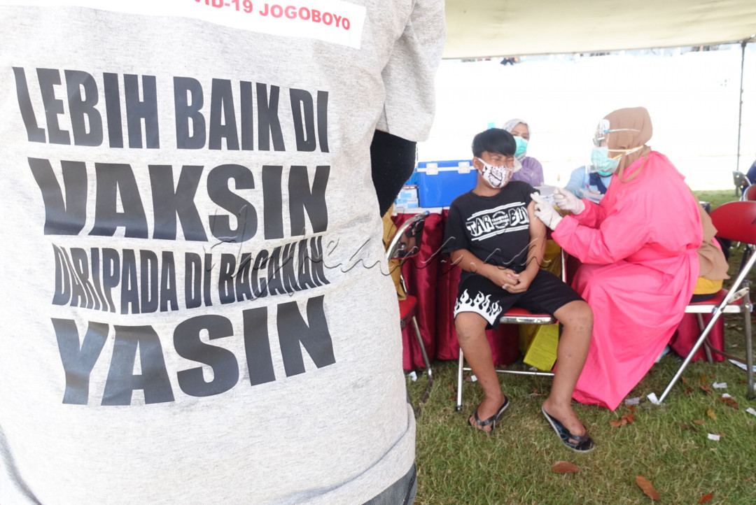 Bersama-sama menjaga protokol kesehatan dan mengikuti program yang dibuat pemerintah adalah bentuk upaya keluar dan merdeka dari pandemi. Salah satunya pembagian vaksin masal untuk siswa sekolah yang digelar di Surabaya kali ini.