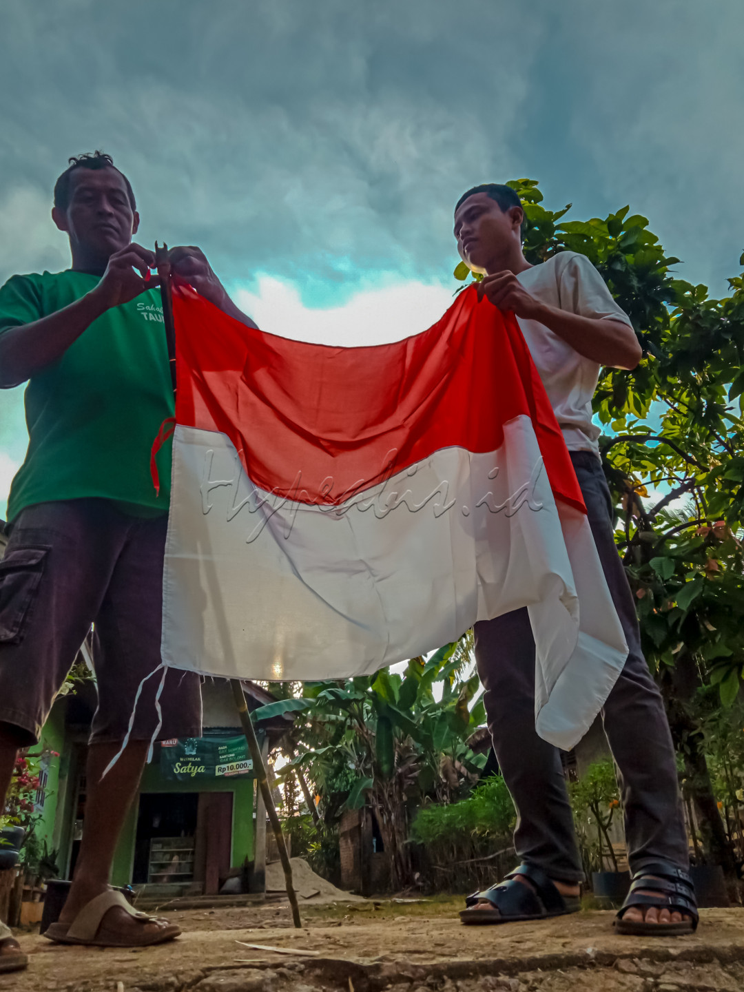 Foto ini diambil pada tanggal 9 agustus 2021, terdapat dua orang yang sedang memasang bendera merah putih sebagai tanda ikut merayakan kemerdekaan republik indonesia Foto ini diambil pada tanggal 9 agustus 2021, terdapat dua orang yang sedang memasang bendera merah putih sebagai tanda ikut merayakan kemerdekaan republik indonesia 