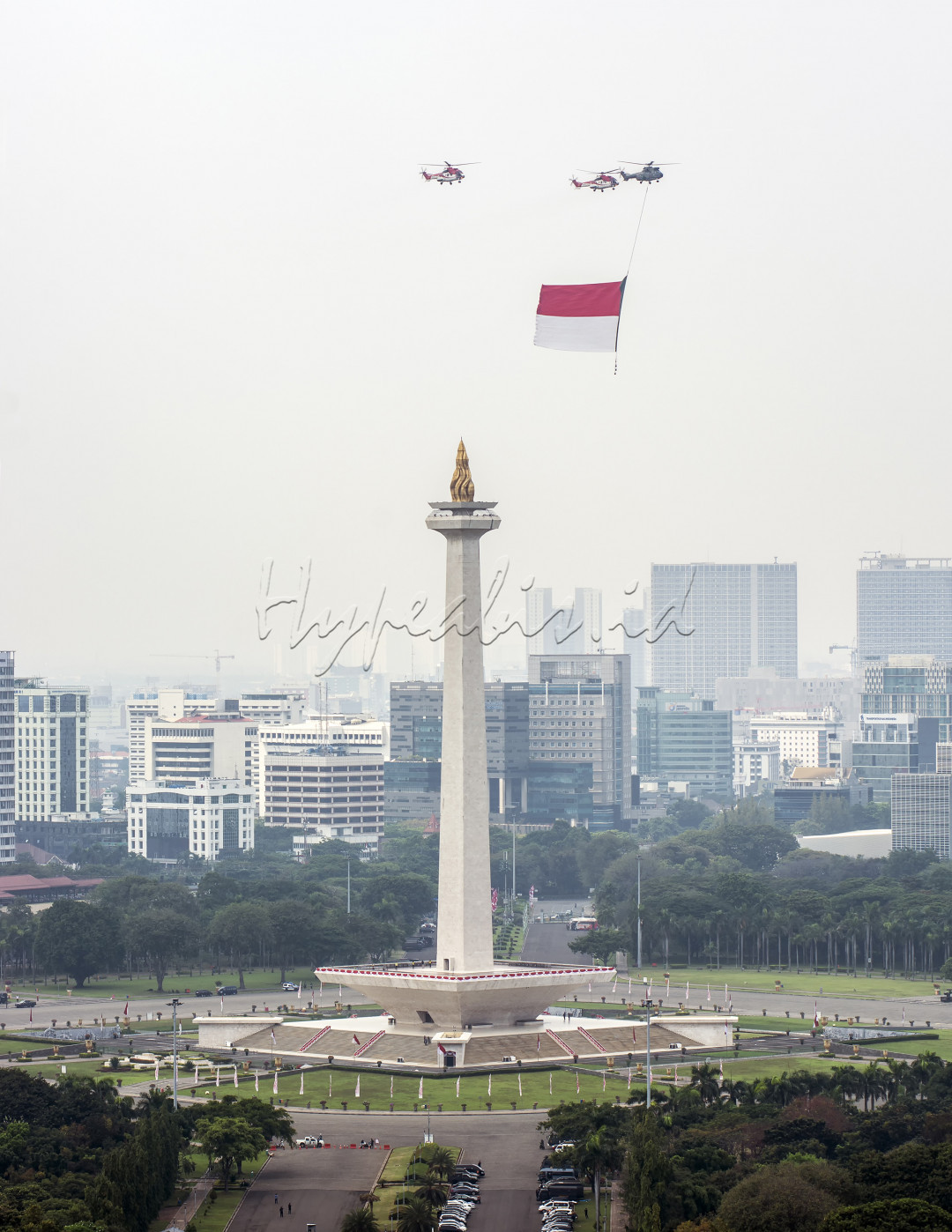 Foto ini diambil tanggal 17 Agustus 2021 dimana Bendera RI berukuran 20x30 m diarak keliling Jakarta yang menandakan bahwa TNI selalu siap untuk menjaga negara kesatuan RI, sebagai rakyat Indonesia kita juga patut menjunjung tinggi kemerdekaan Indonesia ini dengan tetap merdeka dengan berkarya di bidang masing masing, memajukan negara Indonesia, Hidup Indonesia, Hidup NKRI.