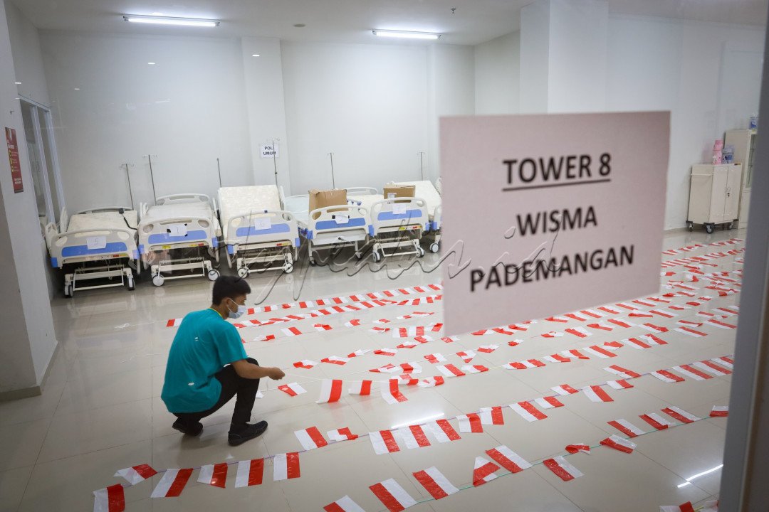 Ruangan ini sebelumnya adalah ruangan pasien terdampak covid 19 di tower 8 wisma atlit pademangan yang sekarang sudah tidak lagi terpakai karena menurunya pasien positif itu terlihat dari tudak adanya pasien dan penumpukan tempat tidur pasien yang tidak terpakai di sudut ruangan. Paca kesibukan gelombang ke 2 petugas mempersiapkan perayaan hari kemerdakaan Indonesia yang ke 76 dengan menyusun bendera di ruangan tersebut.<!--/data/user/0/com.samsung.android.app.notes/files/clipdata/clipdata_210821_232501_800.sdoc-->