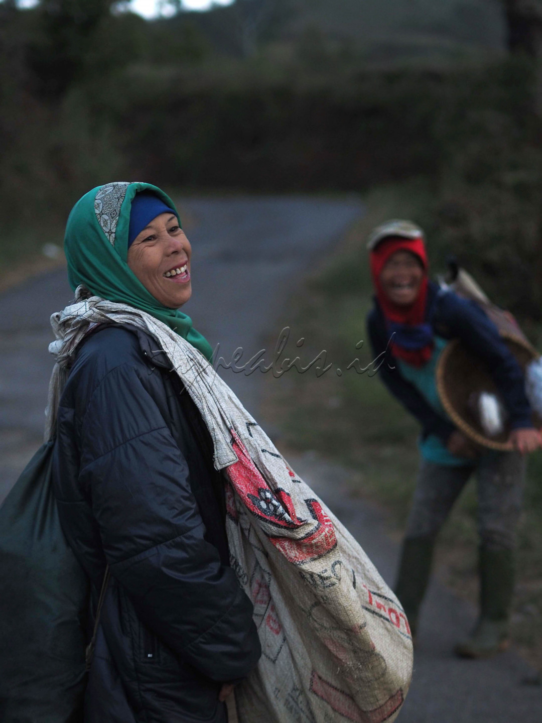 Dua petani tertawa riang saat akan bekerja di Ladang, di kawasan Pangalengan, Kabupaten Bandung, Agustus, 2021.<br />
<br />
Kemerdekaan dalam kehidupan adalah bisa melakukan berbagai kegiatan, salah satunya bisa beraktifitas dan produktif dalam kehidupan. Aktif dan produktif untuk bangkit dari pandemi yang menyerang segala bidang kehidupan.<br />
<br />
