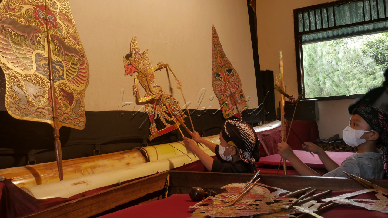 Anak-anak belajar dan berlatih mendalang di Sanggar wayang Kulit Nirmalasari,Depok ,Jawa Barat. Budaya merupakan salah satu nilai dan identitas yang melekat setiap daerah.Dengan memperkenalkan budaya kepada anak-anak salah satu cara mencintai budaya-budaya di Indonesia