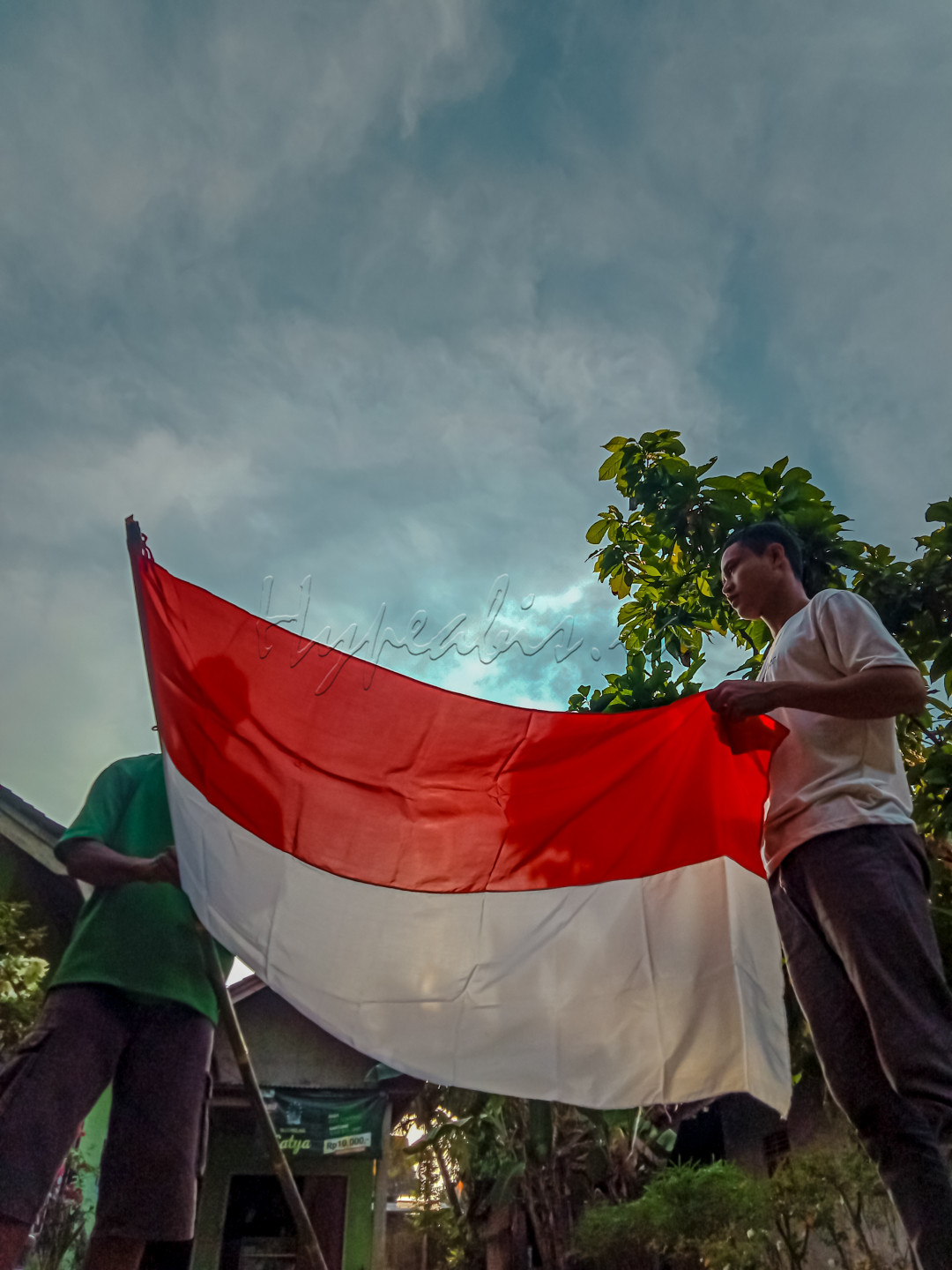 Foto ini diambil pada tanggal 9 agustus 2021, terdapat dua orang yang sedang memasang bendera merah putih sebagai tanda ikut merayakan kemerdekaan republik indonesia Foto ini diambil pada tanggal 9 agustus 2021, terdapat dua orang yang sedang memasang bendera merah putih sebagai tanda ikut merayakan kemerdekaan republik indonesia (2)