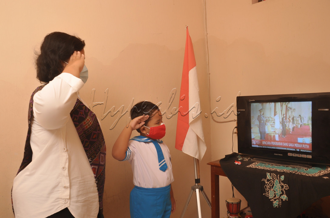 Dalam keterbatasan ruang gerak merayakan hari kemerdekaan Republik Indonesia yang ke 76. Karena belum bisa sekolah secara normal,masih bisa menghormati merah putih dengan khidmat cukup dari rumah saja
