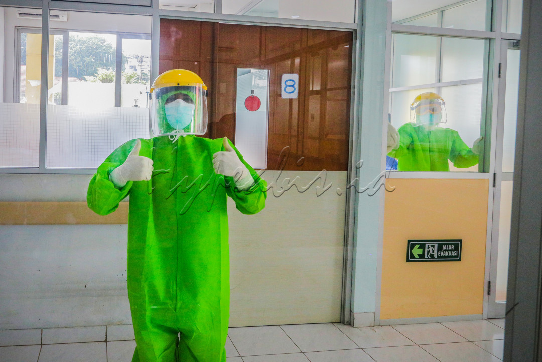 Salam Sehat dari perawat di ruang Isolasi, meskipun lelah para perawat perawat di ruang isolasi tetap memberikan semangat dan doa untuk kesehatan kita, maskipun di bayangi oleh berbagai risiko akibat covid 19 mereka tetap setia memegang janji sumpah mereka untuk merawat dan menjaga kesehatan masyarakat. Karena itu ayo kita juga harus tetap mematuhi protokol kesehatan dan saling mengingatkan kepada sesama serta ikut program vaksinasi. Bersama kita bisa, indonesia merdeka, indonesia bebas dari Covid 19.