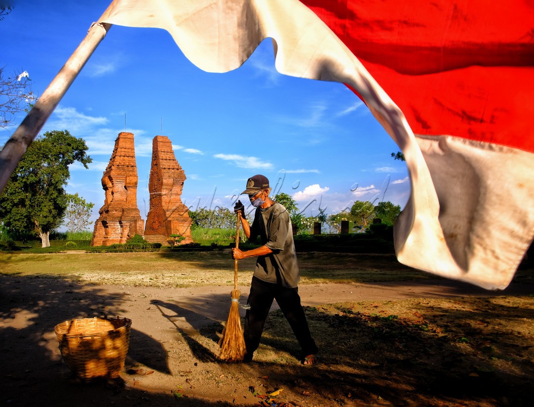 Dibalik bersih dan terawatnya nya suatu warisan cagar budaya ada mereka yang melakukan dengan sepenuh hati.karena cagar budaya adalah diplomasi indonesia.<br />
Meskipun masa PPKM tetapi tugas mereka untuk merawat, membersihkan dan melestarikan situs cagar budaya tetap mereka lakukan dengan protokol kesehatan.